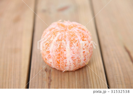完全に皮を剥かれた一個の蜜柑 完全に皮を剥かれた一個の蜜柑 31532538