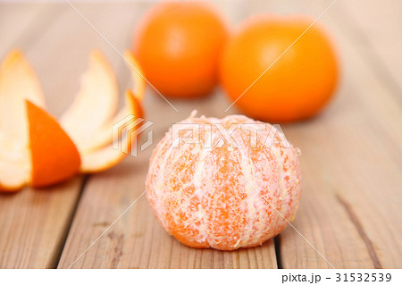 皮を剥いた蜜柑と皮を剥いていない蜜柑 31532539