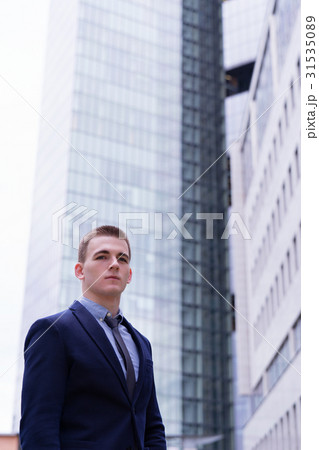 A business man portrait outdoors 31535089