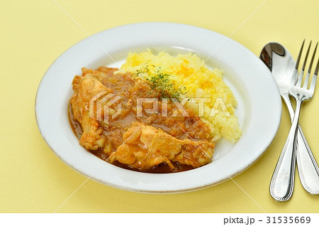 インドカレー、チキンカレーのイメージ。サフランライス、手羽元チキン肉。 インドカレー、チキンカレーのイメージ。サフランライス、手羽元チキン肉。 31535669