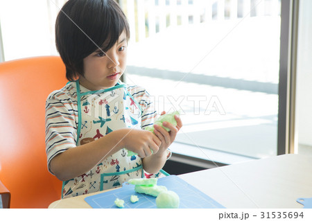 図画工作をする小学生 31535694