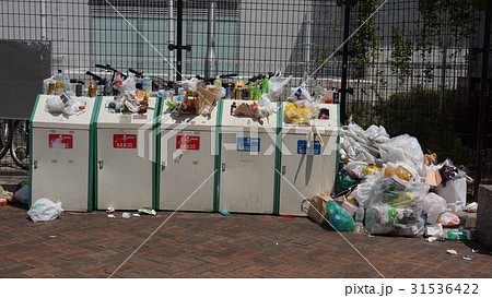 溢れるゴミ　litter bin 31536422