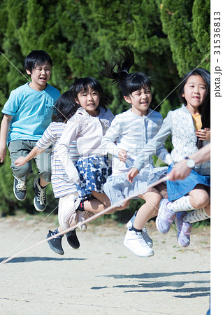 縄跳びをする小学生 縄跳びをする小学生 31536813