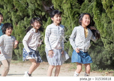 縄跳びをする小学生 31536818