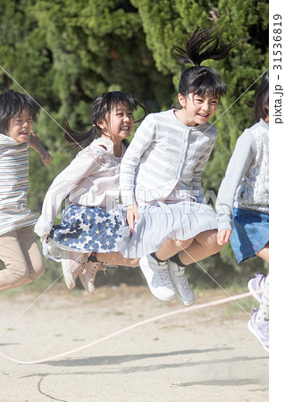 縄跳びをする小学生 31536819