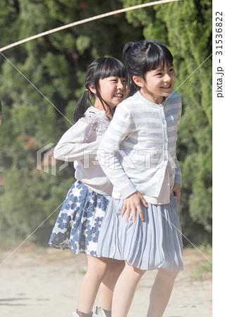 縄跳びをする小学生 31536822