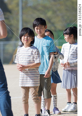 縄跳びをする小学生 31536824