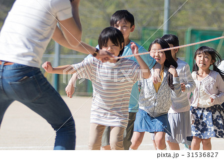 縄跳びをする小学生 縄跳びをする小学生 31536827