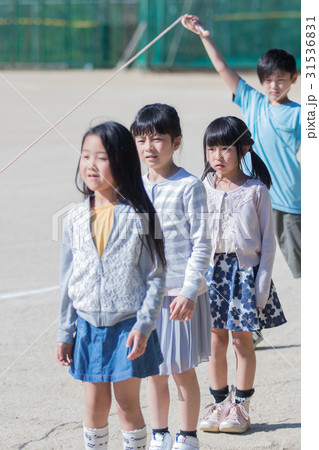 縄跳びをする小学生 31536831