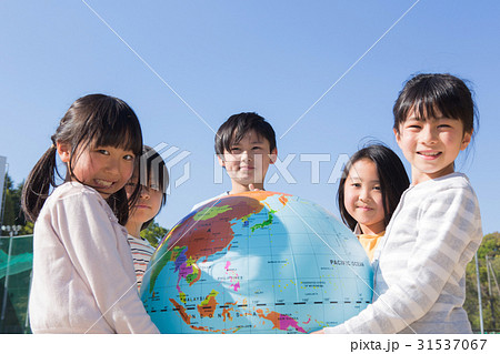地球儀を持つ小学生 31537067