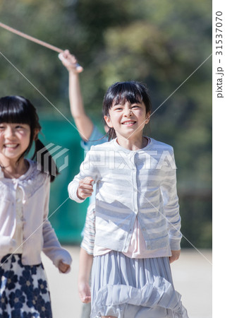 地球儀を持つ小学生 地球儀を持つ小学生 31537070