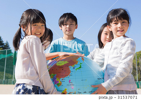 地球儀を持つ小学生 31537071