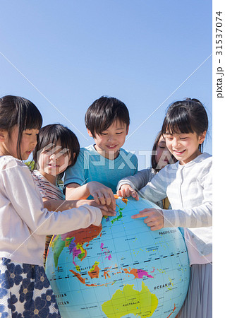 地球儀を持つ小学生 31537074