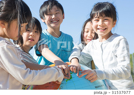 地球儀を持つ小学生 31537077