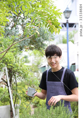 水やりをする男性 31538684