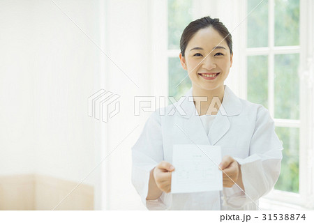 白衣の女性 31538874