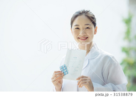 白衣の女性 31538879