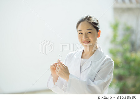 白衣の女性 31538880