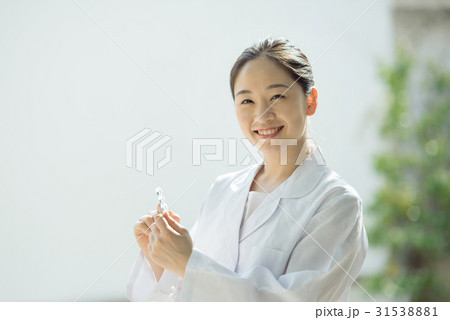 白衣の女性 白衣の女性 31538881
