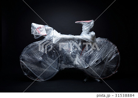bicycle is packed by bubble warp to transportation 31538884