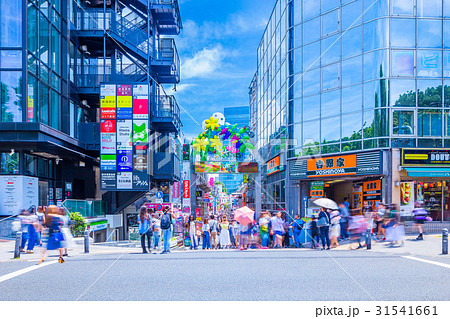 東京 原宿駅 竹下口駅前の風景 竹下通り入り口 の写真素材