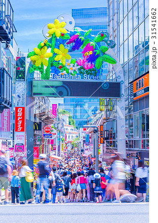 東京 原宿駅 竹下口駅前の風景 竹下通り入り口 の写真素材