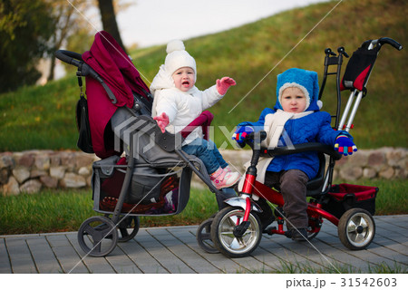 boy and girl met in strollers boy and girl met in strollers 31542603