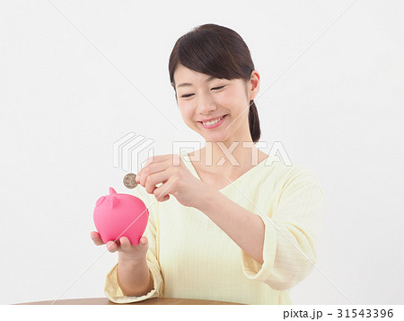 貯金箱と硬貨を持つ女性 貯金箱と硬貨を持つ女性 31543396