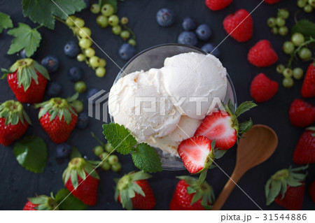 バニラアイスクリーム　フルーツ背景  31544886