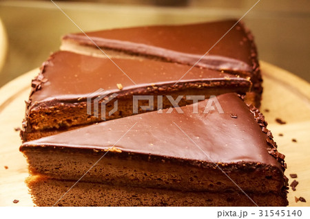 Pieces of fresh cake with chocolate 31545140
