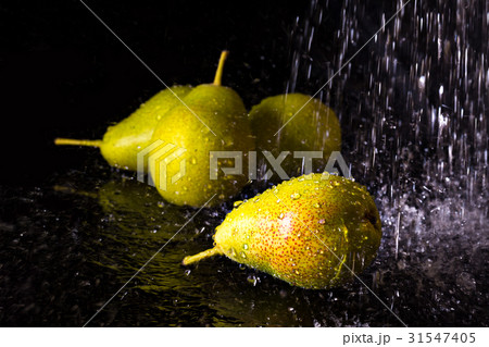 Group of pears with falling water drops Group of pears with falling water drops 31547405