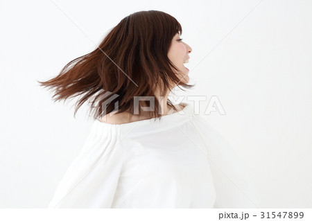 女性 31547899
