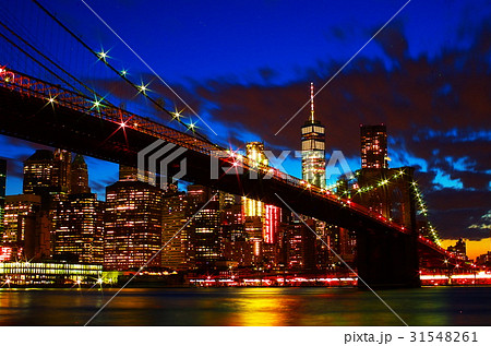 マンハッタンの夜景とブルックリンブリッジ 31548261