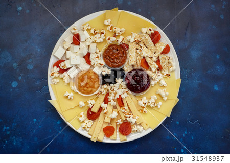 Cheese assorti with sauces and popcorn 31548937
