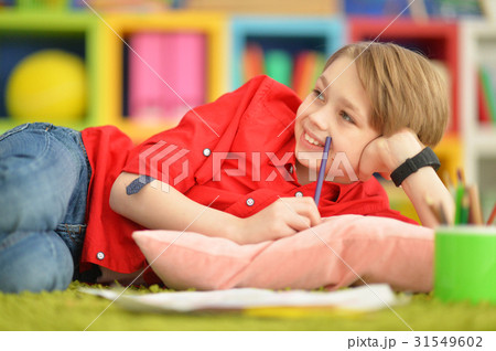 Cute boy drawing with pencils 31549602