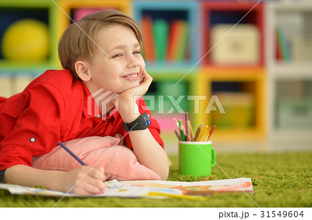 Cute boy drawing with pencils 31549604