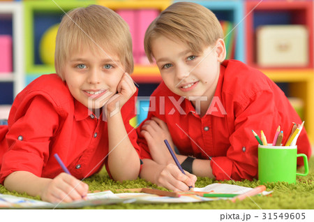 Two brothers draws with pencils 31549605