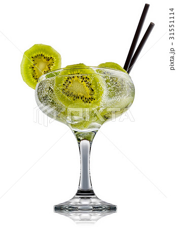 alcohol cocktail isolated on white background 31551114