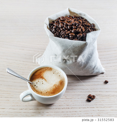 Coffee cup and coffee beans 31552583