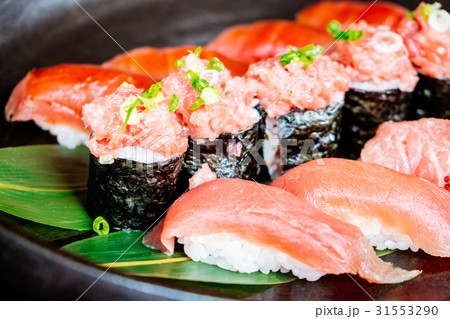 Tuna sushi 31553290