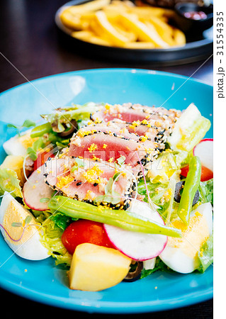 Raw and fresh tuna meat with sesame and salad Raw and fresh tuna meat with sesame and salad 31554335