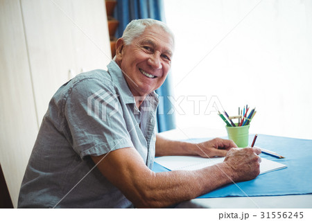 Senior smiling man looking at the camera 31556245