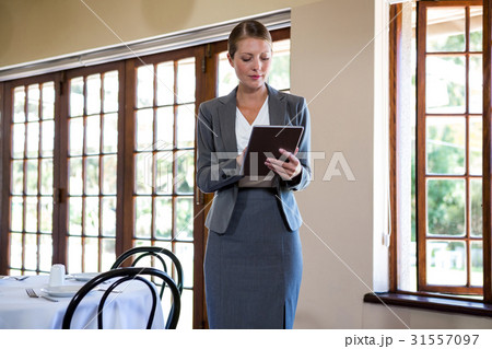 Woman writing on clipboard 31557097