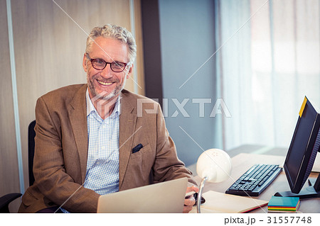 Portrait of businessman smiling 31557748