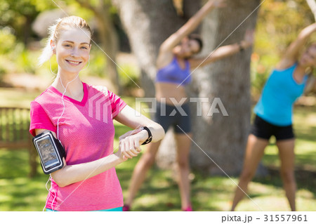 Fit women warming up 31557961