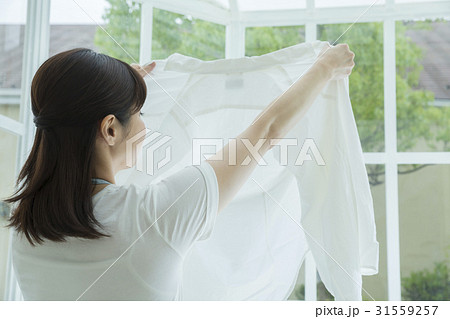洗濯イメージ 洗い上がりを確認する主婦 洗濯イメージ 洗い上がりを確認する主婦 31559257