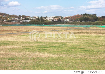 福島第一原発事故後の除染が完了し帰還者が住む住宅と放射線汚染土の集積場が隣接する福島県楢葉町の街並み 31559360