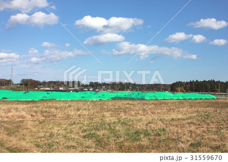 福島第一原発事故後の除染が完了し帰還者が住む住宅と放射線汚染土の集積場が隣接する福島県楢葉町の街並み 31559670
