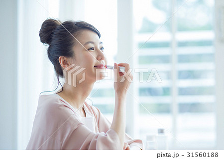 メイクをする若い女性 31560188