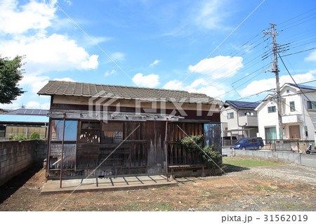 新興住宅街の中にある廃屋　東京都 31562019